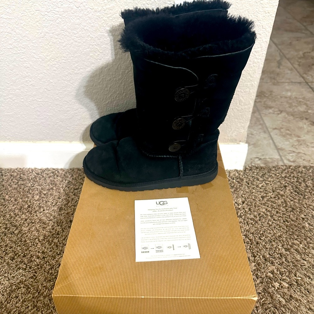 Kids Bailey UGG boots. Size 6